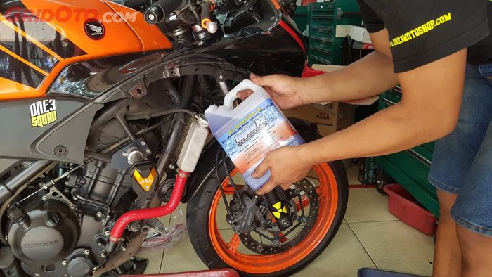 Pengisian cairan radiator dengan radiator coolant aftermarket