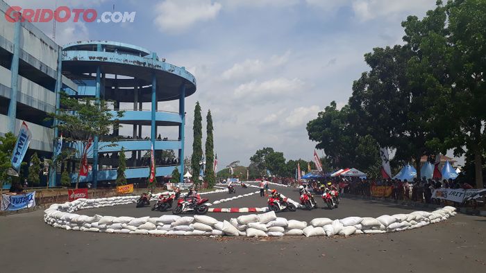 Kondisi trek yang panas bikin pembalap atur strategi agar stamina tidak cepat terkuras