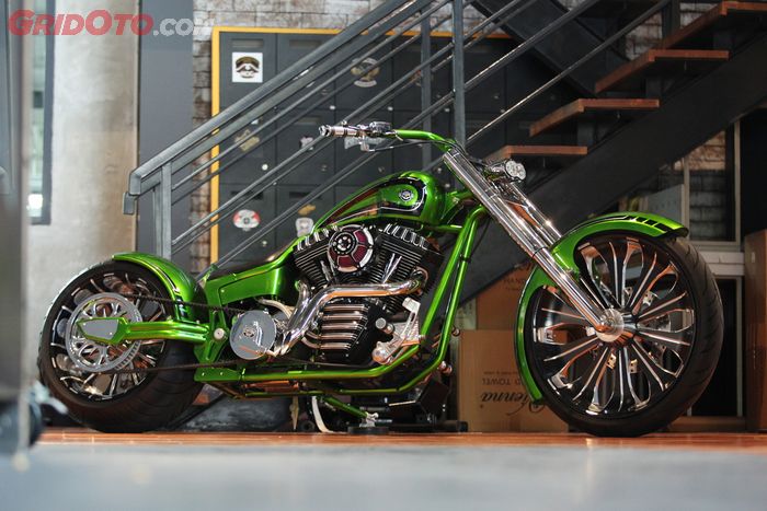 Ilustrasi Harley-Davidson Chopper Go Green Custom Concept Industries, Perhatikan sudut rakenya mendekati 45 derajat