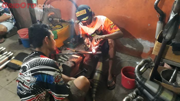 Proses pengelasan knalpot Cream-pie dengan asetilen dan oksigen