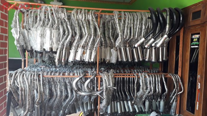 Deretan knalpot yang menunggu giliran labeling laser