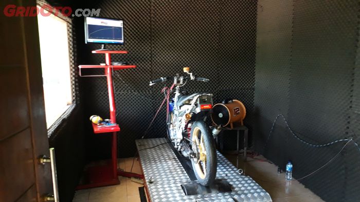 Ruang dyno untuk menguji knalpot. Btw, Yamaha Y125Z ini powernya tembus 37 dk lho!