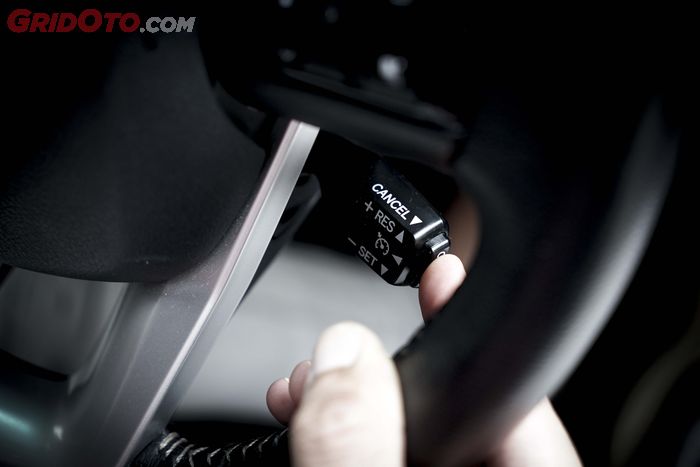 Untuk mengaktifkan cruise control biasanya terdapat tombol di setir atau tuas di belakang setir mobil