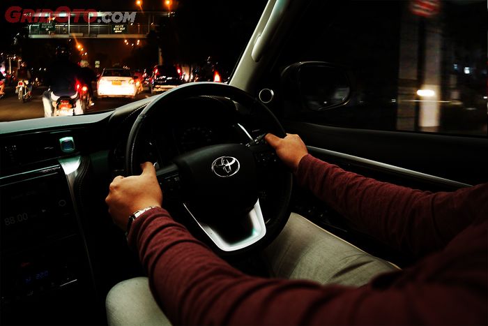 Walau Anda mengemudikan mobil dengan teknologi lampu canggih, waspada dan berhati-hati tetap utama