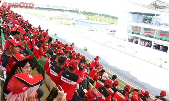 Suasana para peserta Honda Asian Journey saat menyaksikan langsung MotoGP