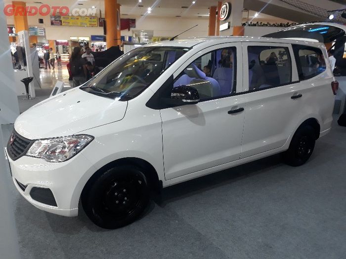 Wuling Formo model minibus