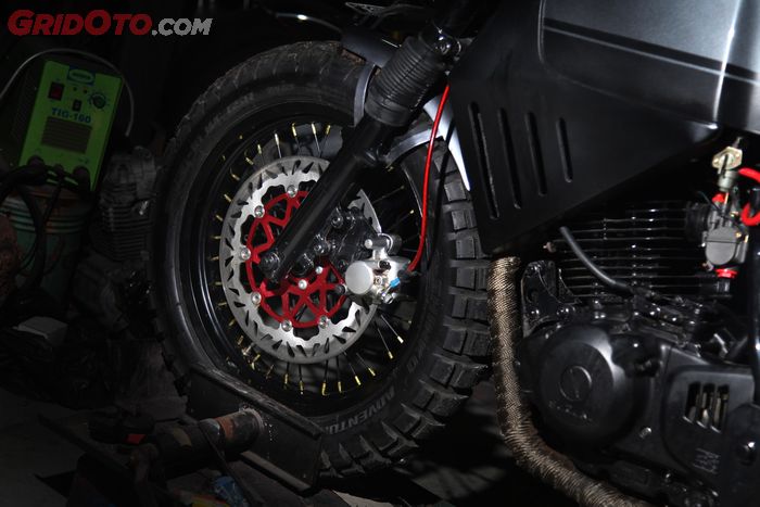 Modifikasi Suzuki Thunder 250 Brat Tracker Actor Rendy Herpy DJ Custom