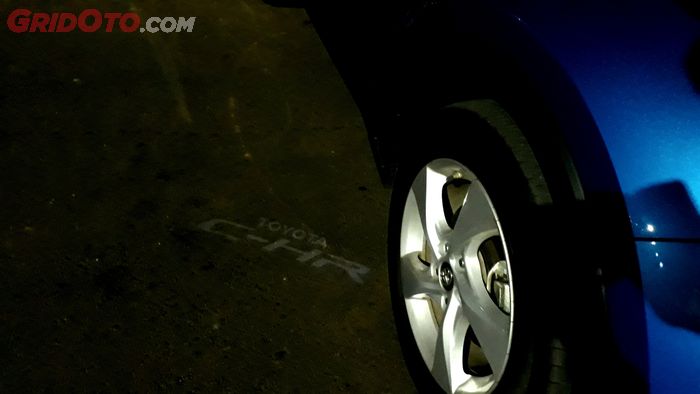 Fitur Carpet Light di Toyota C-HR Saat Malam Hari