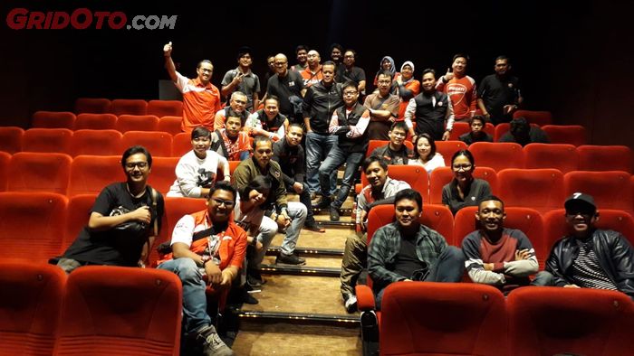 Keseruan Komunitas Ducati Desmo Owners Club Indonesia (DDOCI) yang melakukan nobar  film The Girl In