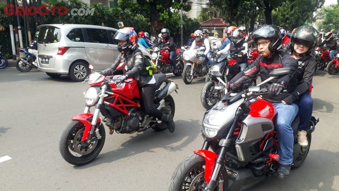 Komunitas Ducati Desmo Owner Club Indonesia (DDOCI) saat melakukan Sunmori dalam acara bertajuk  pes