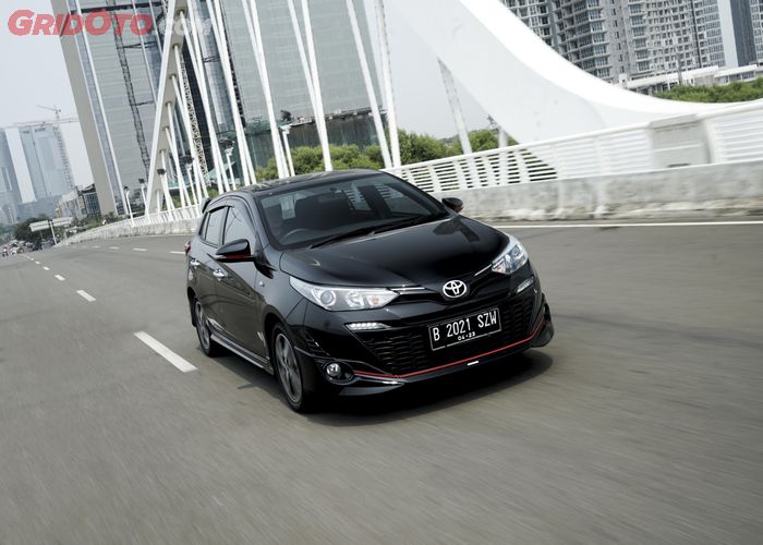 Toyota Yaris sedang menikung