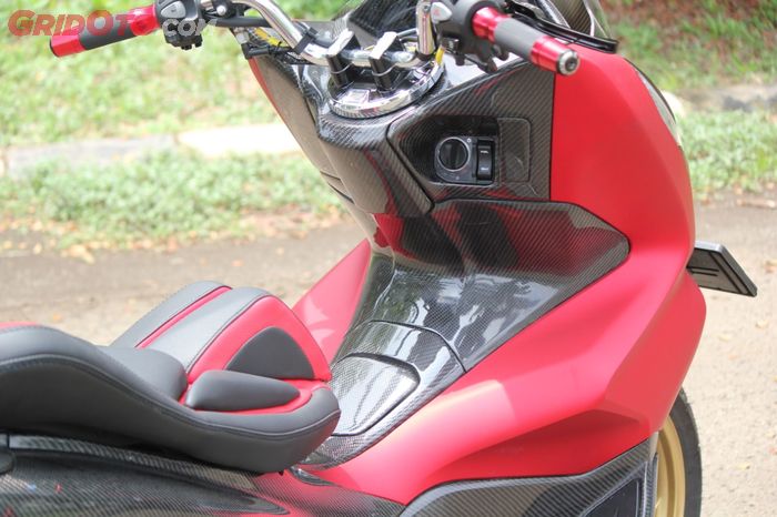 Panel karbon di All New Honda PCX, lekukannya bagian tersulit