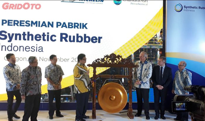Airlangga Hartarto, Menteri Perindustrian RI saat meresmikan pabrik dari PT SRI di Cilegon, Banten