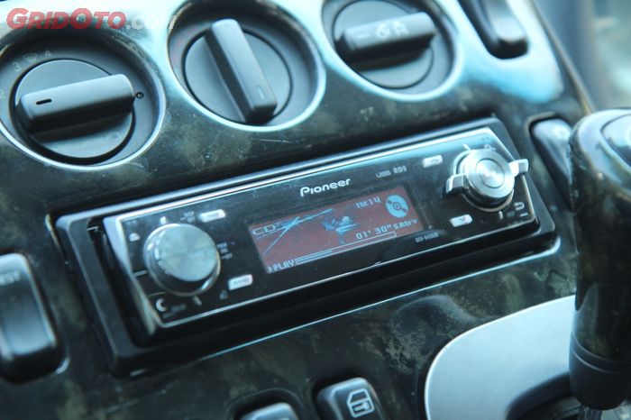 Headunit Pioneer untuk memutar lagu