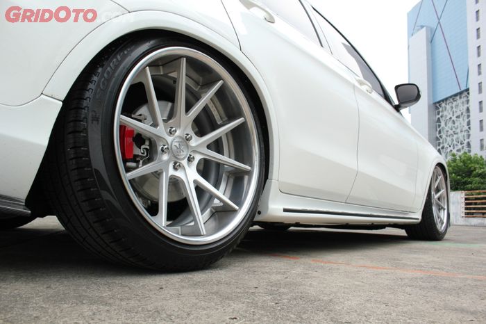 Pelek Renen Forged 21 inci dengan kaliper rem AMG