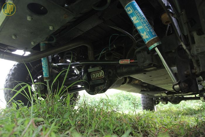 Selain lift kit 4,5 inci AEV, sok King Suspension 2,5 inci, kaki-kaki Wrangler JK ActionTruck ini ju