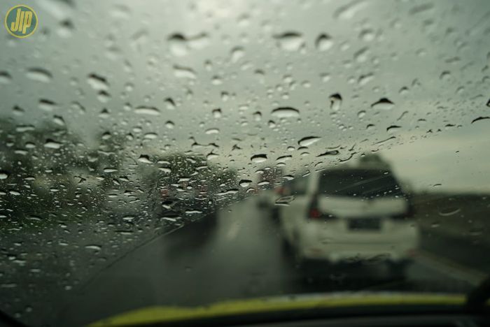 ilustrasi Berkendara di Musim Hujan