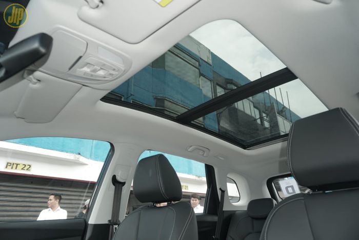 Wuling Almaz dan CR-V Turbo Prestige teredia panoramic sunroof, mewah!