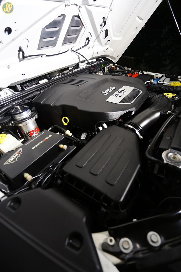 Mesin V6 3.6 liter Pentastar milik Wrangler JK dibiarkan standar.