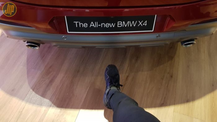 Fitur BMW Hands-Free Trunk Opening di BMW X4