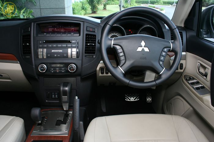 Interior Mitsubishi Pajero 3.8 V6