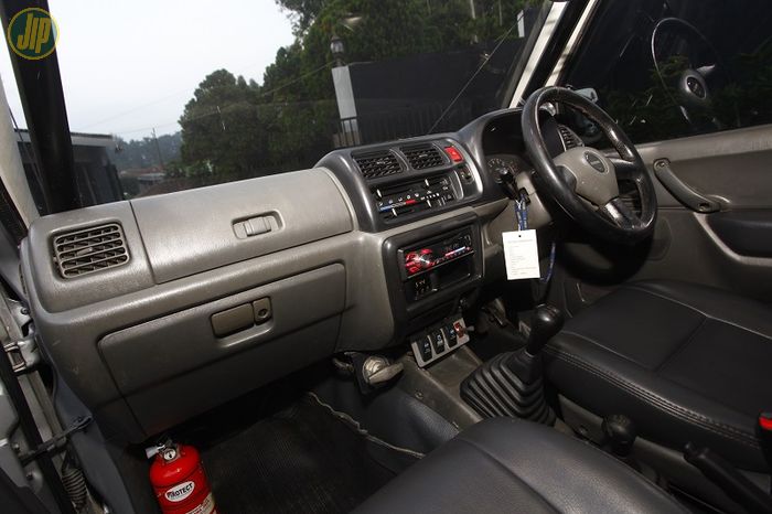 Dashboard asli Jimny Wide minim sentuhan aksesori off-road, biar terasa seperti kendaraan harian