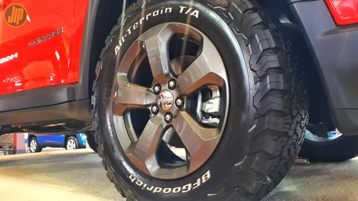 Ban pakai profil kasar dengan ukuran 24/65R17