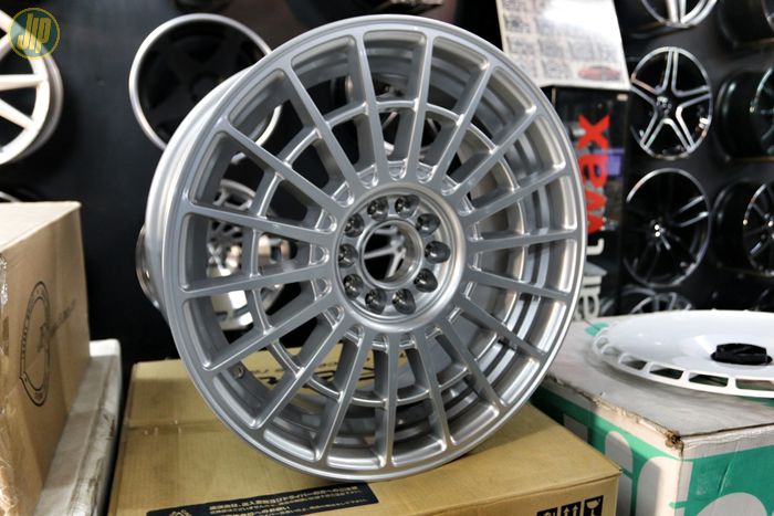 Rotiform LAS-R ukuran 19 inci punya desain jari-jari