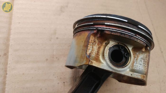 permukaan kepala piston ditumpuki kerak karbon