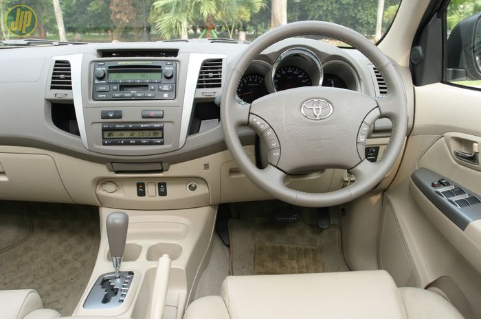 Interior Toyota Fortuner Generasi Pertama