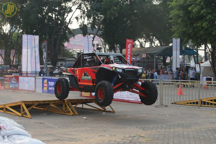 Atraksi Jumping Warrior menggunakan UTV khusus