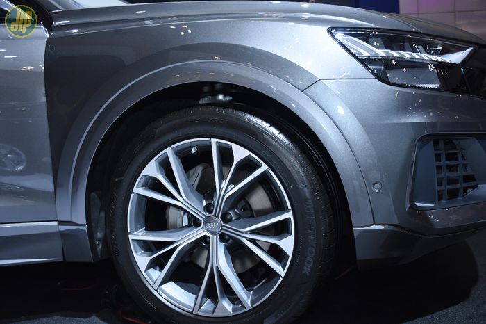 Audi Q8 memiliki ground clearance hingga 254 mm.