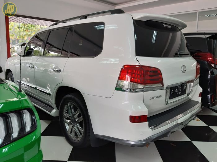 Tampilan belakang Lexus LX 570 tahun 2010