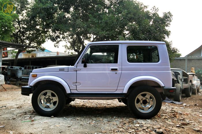 Suzuki Jimny asli Jepang punya warna agak ungu