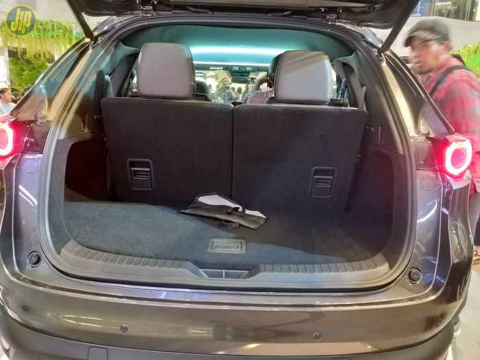 Head room atau ruang kepala pada Mazda CX-8 lebih luas
