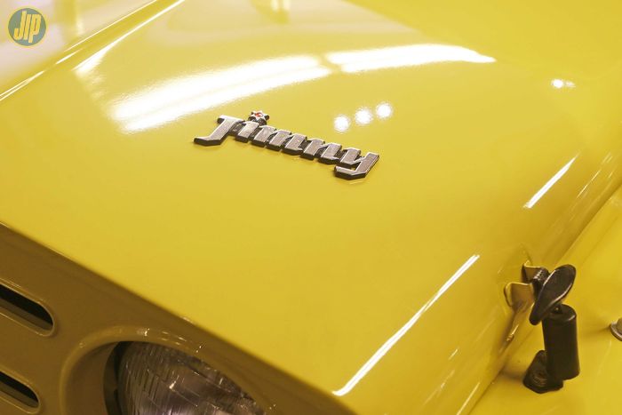 Emblem klasik pada kap mesin Suzuki Jimny LJ10