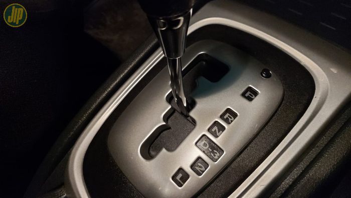 ILUSTRASI. Tuas transmisi Toyota Rush transmisi matik yang parkir pararel bisa digeser dari posisi P ke N dengan menekan tombol shift lock