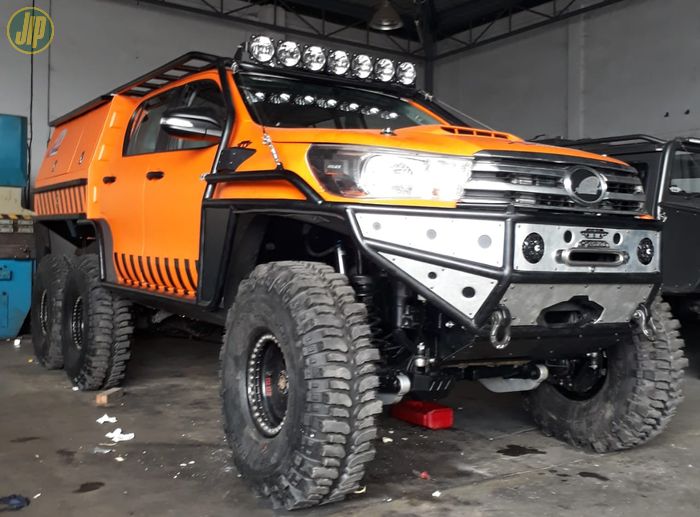 Toyota Hilux 6x6