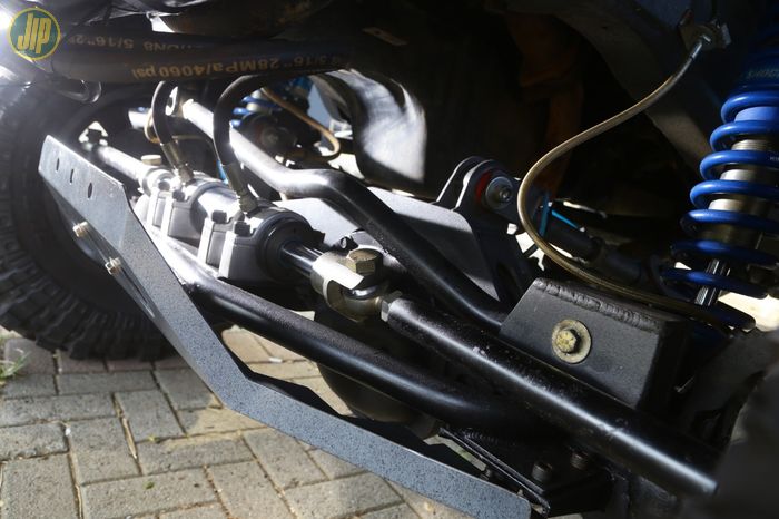 Power steering pun diganti menggunakan Full Hydro Steering Kit buatan Trail Gear.