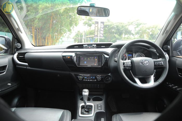 Tampilan dasbor dan kabin Toyota New Hilux 2.4 V 4x4 A/T tergolong mewah