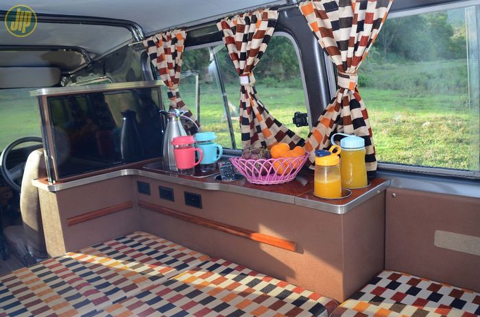 Interior Bundera dilengkapi peralatan camper van yang cukup lengkap.