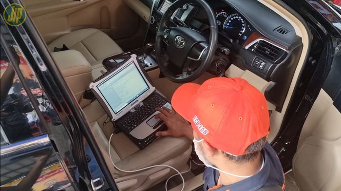 Teknisi ECU-LAB tengah melakukan remap ECU pada mobil kustomer