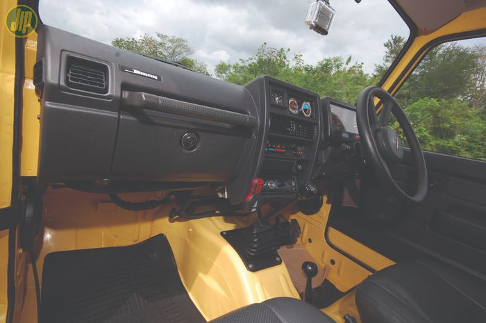 Interior Katana tampak mulus dan rapih, di dasbor dipasangkan inclinometer milik Jimny X1