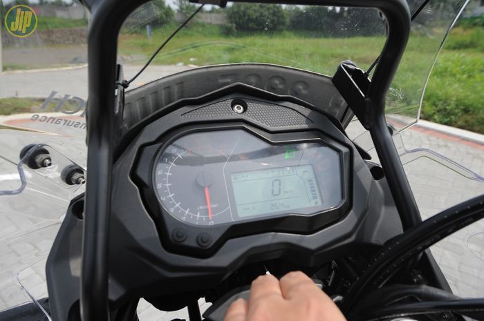 Spidometer Benelli TRK 502X kombinasi analog dan digital, informasinya terbilang simpel