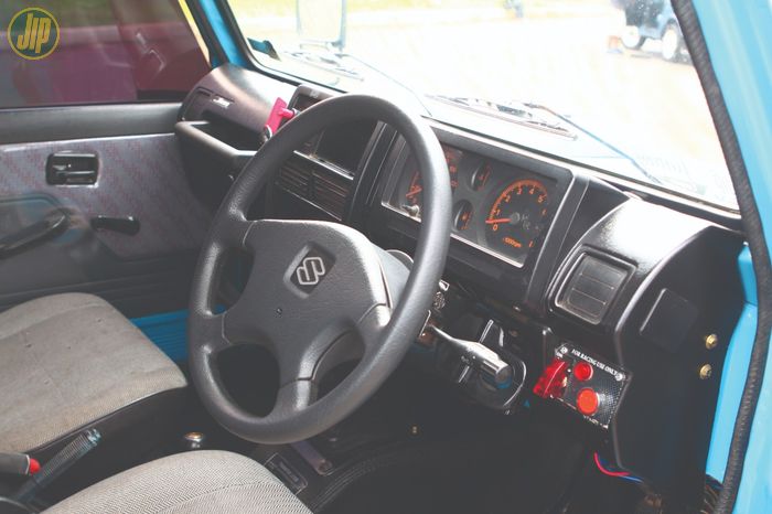 Interior Jimny SJ410 Long tetap dipertahankan. Hanya mengganti setir dengan milik Suzuki Vitara agar terlihat lebih muda.