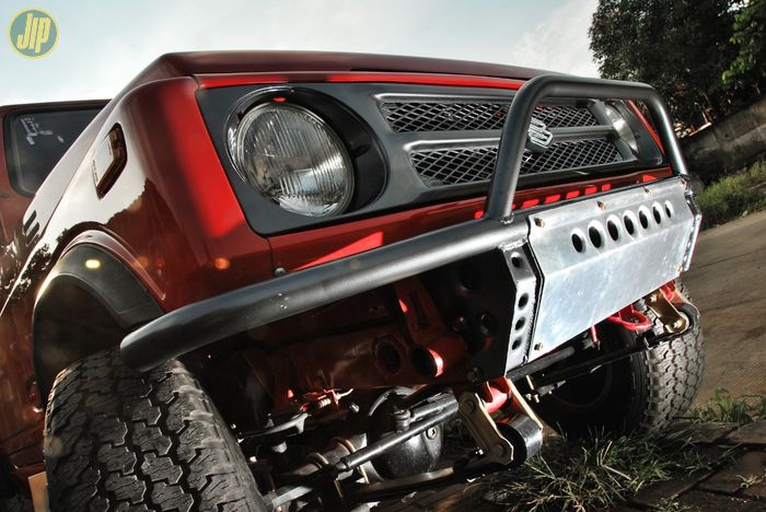 Bumper Jimny dibikin model tubular dengan desain ala mobil speed off-road.