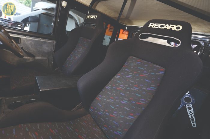 Kaki-kaki FJ40 ini sekarang mengadopsi milik VX80. Bikin axle track lebih lebar dari gardan standar 