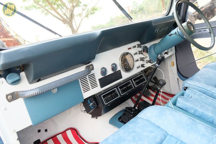 Bagian atas dasbor dan setir menggunakan milik CJ-7 Levi&rsquo;s Edition asli. Warna biru muda ini padanan untuk interior untuk CJ-7 Levi&rsquo;s Edition dengan warna putih.