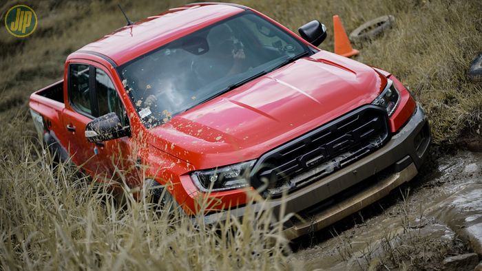 Ford Ranger Raptor melahap medan offroad