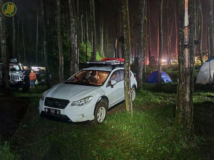 Suasana camping Indonesia 4x4 Overland di dataran tinggi Menoreh.